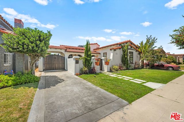 3871 Roxton Avenue, Los Angeles CA: https://media.crmls.org/mediaz/e1fc6d57-525b-4199-bca5-03dc564c2d9e.jpg