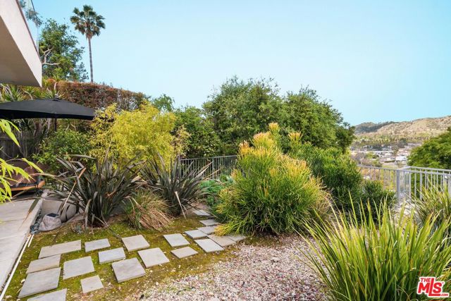 1325 Linda Rosa Avenue, Los Angeles CA: https://media.crmls.org/mediaz/e1fd2106-36d4-4056-8a3c-8522fc9b2366.jpg