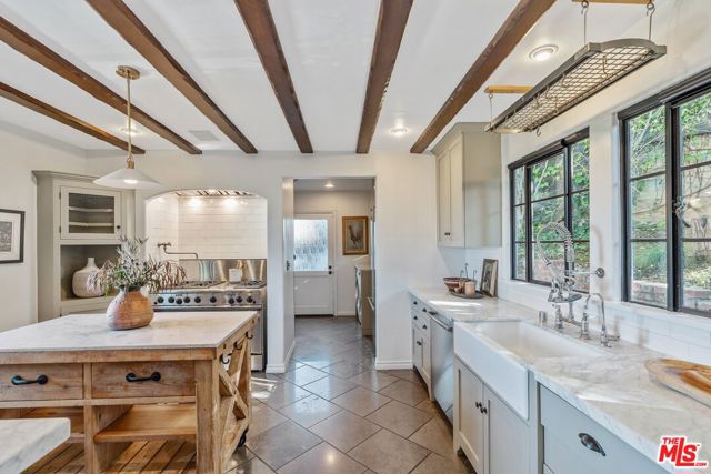 3827 Carnavon Way, Los Angeles CA: https://media.crmls.org/mediaz/e1fd27fd-d7b3-4147-a23a-d71ef1595ea9.jpg