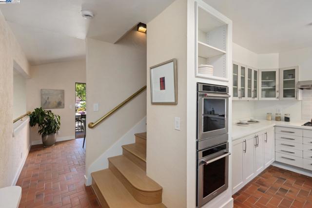 5708 Colton Blvd, Oakland CA: https://media.crmls.org/mediaz/e1fd52e7-4ee5-475e-9043-b5126d985602.jpg