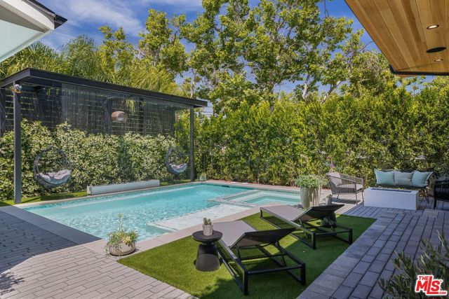 3935 Rhodes Avenue, Studio City CA: https://media.crmls.org/mediaz/e1fd789e-f9e1-42fd-bbc4-4b6900f249bf.jpg