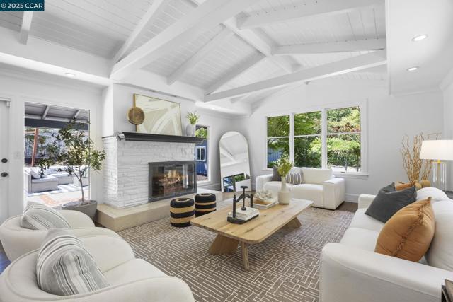 3475 Springhill Rd, Lafayette CA: https://media.crmls.org/mediaz/e1fea847-104f-480b-9aee-4fd8909af6d7.jpg