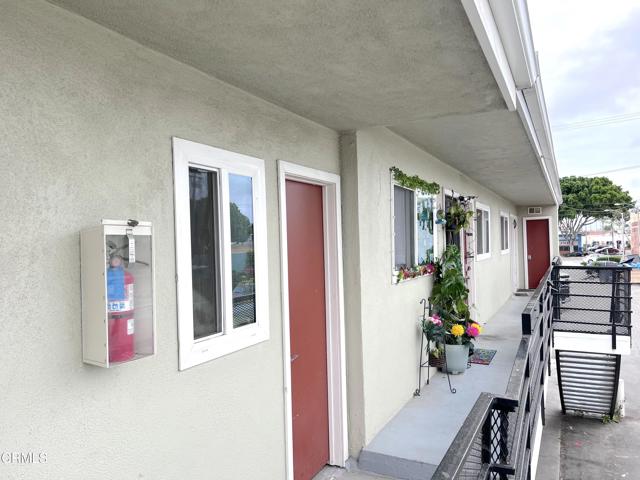 633 meta Street, Oxnard CA: https://media.crmls.org/mediaz/e1ff39af-65b4-4a0d-b83d-03d73db6defd.jpg