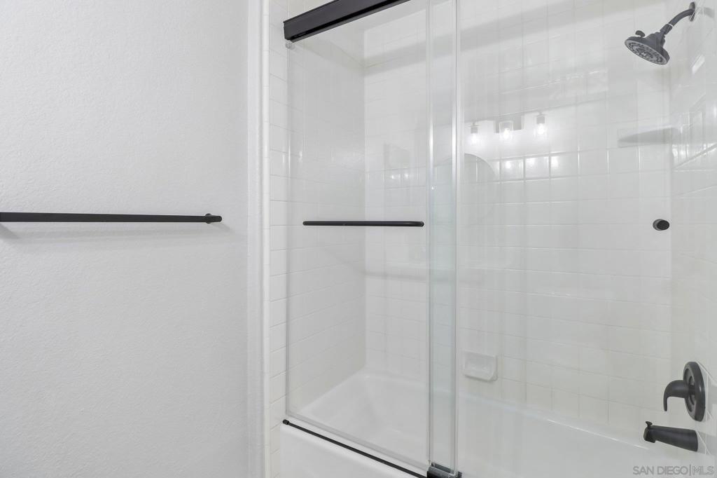 https://media.crmls.org/mediaz/e1ffd01e-701a-4a17-934a-1ea036982b37.jpg?preset=X-Large