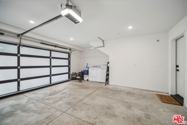 11821 W Holly Way, Valley Village CA: https://media.crmls.org/mediaz/e200072e-576c-4882-8ca3-047e6100d6a5.jpg