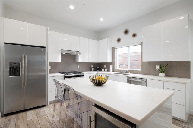 1215 17 Grand Ave, San Diego CA: https://media.crmls.org/mediaz/e2000fe6-a7be-44ff-8db6-f1423f03aae6.jpg