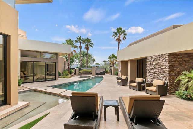 72 Royal Saint Georges Way, Rancho Mirage CA: https://media.crmls.org/mediaz/e20053d4-249e-40af-ab9c-6c44dacaa04a.jpg
