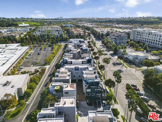 5350 Playa Vista Drive, Playa Vista CA: https://media.crmls.org/mediaz/e200948c-5d5b-4e02-8a5c-858a44e128fd.jpg