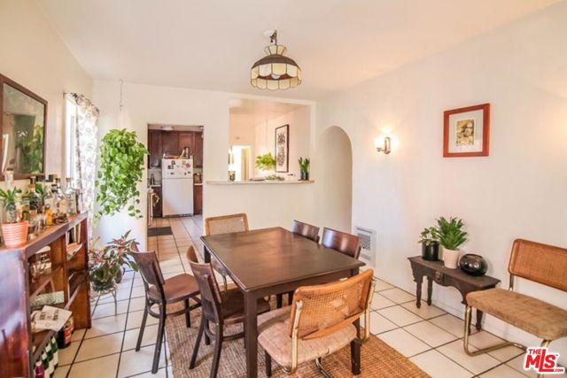 4516 ST CHARLES Place, Los Angeles CA: https://media.crmls.org/mediaz/e2013175-b200-4920-bd73-6adf708d3336.jpg
