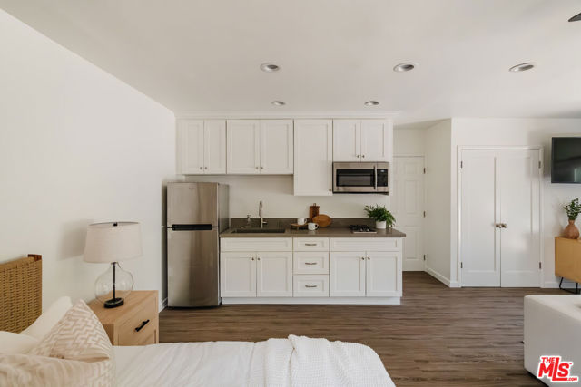 7920 Yorktown Avenue, Los Angeles CA: https://media.crmls.org/mediaz/e203f2c8-6d79-4b0e-9d76-ead75aeabdab.jpg