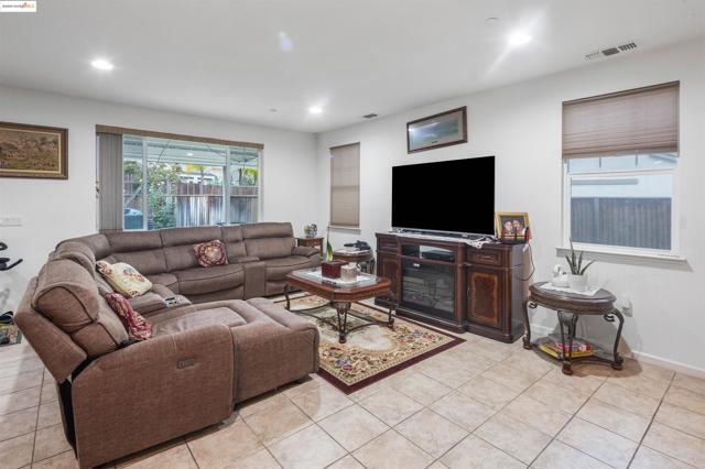4586 Donegal Way, Antioch CA: https://media.crmls.org/mediaz/e204221f-7105-4288-8102-5102476fe672.jpg