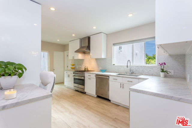 1922 N Beverly Place, Beverly Hills CA: https://media.crmls.org/mediaz/e2042354-ea1f-4c4a-b1b8-adea66be4c01.jpg