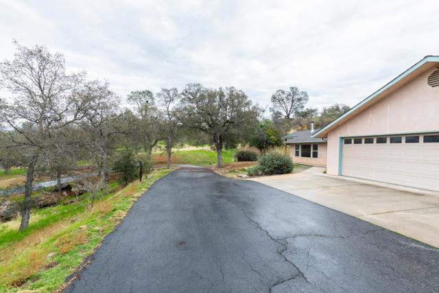41508 Roaring River Court, Coarsegold CA: https://media.crmls.org/mediaz/e2050b28-73d1-4e59-9fae-b3d96288b210.jpg