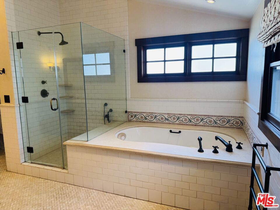 https://media.crmls.org/mediaz/e2061586-376f-47b9-a6a3-d3f2c5632d42.jpg?preset=X-Large