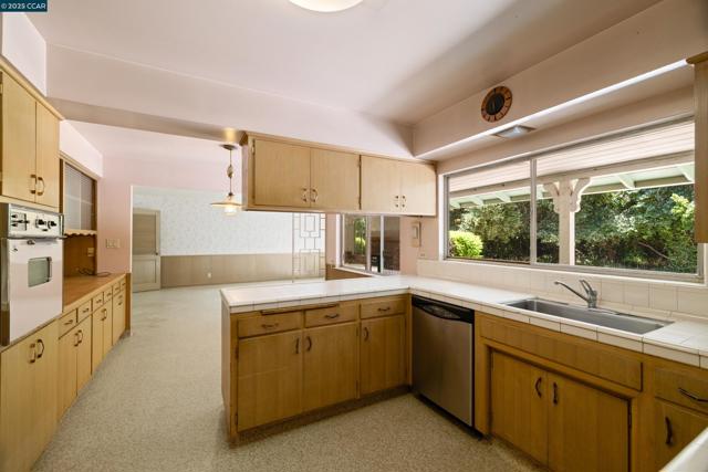 18 Garden Estates Ct, Alamo CA: https://media.crmls.org/mediaz/e2068a95-9bc4-472f-bc1b-27fbcebb22e2.jpg