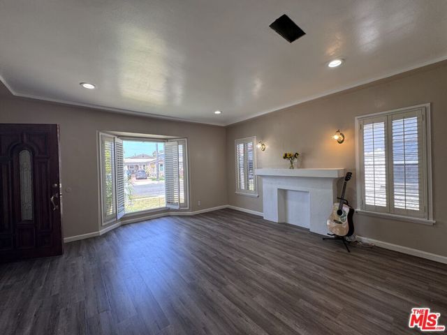 8850 S Wilton Place, Los Angeles CA: https://media.crmls.org/mediaz/e206ad99-ba25-49fa-9631-c353dfd3c00b.jpg