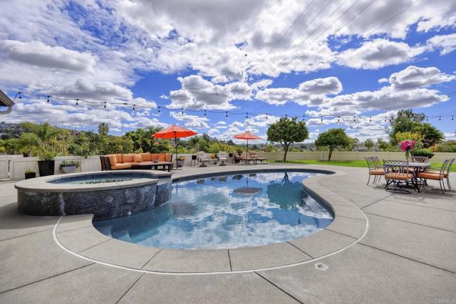 7068 Estrella De Mar, Carlsbad CA: https://media.crmls.org/mediaz/e206b007-31e0-4ba4-a6df-24c0b1f48c83.jpg