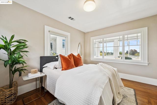 919 Mckinley Ave, Oakland CA: https://media.crmls.org/mediaz/e2070b07-4a50-4c64-89f0-a132aef4f6cc.jpg