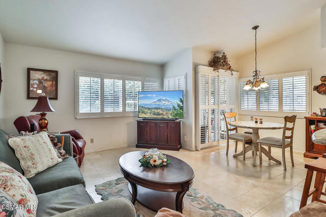 3616 Pebble Place, Newbury Park CA: https://media.crmls.org/mediaz/e2076ed0-ad46-473f-a791-bba44cac3c3e.jpg