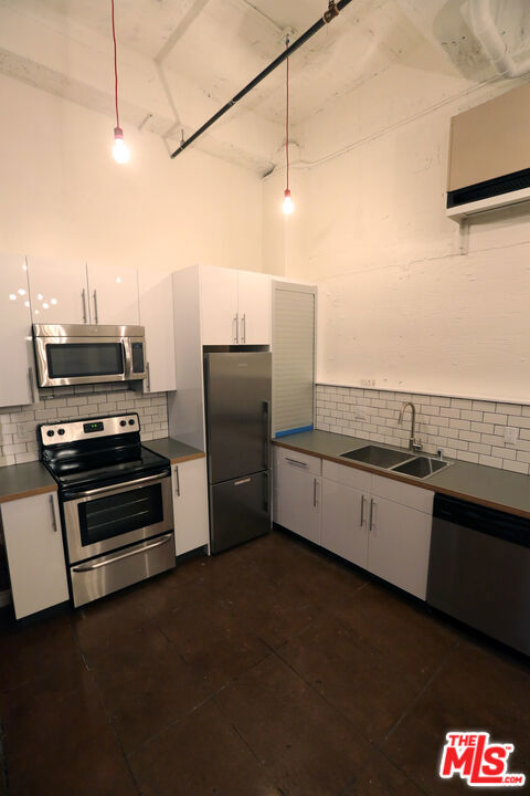215 W 7th Street, Los Angeles CA: https://media.crmls.org/mediaz/e20777a8-b638-4d81-83fb-b10b478880b1.jpg