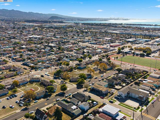 261 S 13th St, Richmond CA: https://media.crmls.org/mediaz/e20845d0-b216-42b4-877d-4844d661cdda.jpg