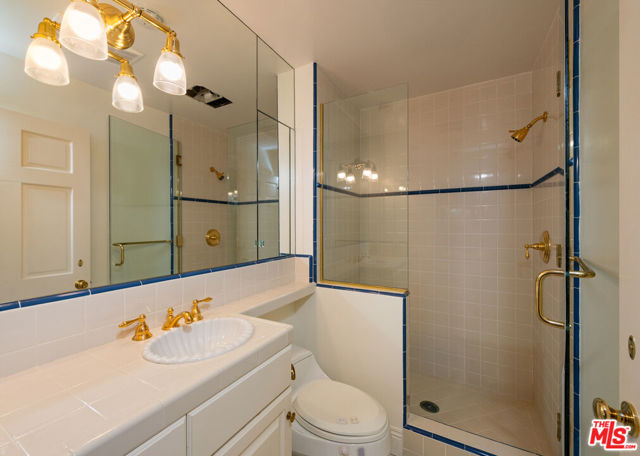 5404 Topeka Drive, Tarzana CA: https://media.crmls.org/mediaz/e208bf98-4ada-45fd-b58c-1a71eb56d8fa.jpg