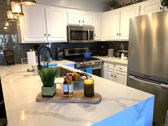6970 Ballena Way, Carlsbad CA: https://media.crmls.org/mediaz/e20a88f3-151a-49ec-8606-7572c033dc02.jpg