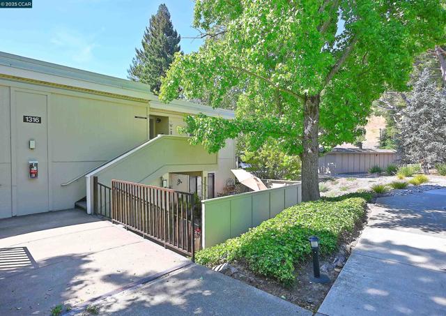 1316 Rockledge Ln, Walnut Creek CA: https://media.crmls.org/mediaz/e20c1148-bd91-4888-ae1f-ae03d2eb8ddc.jpg