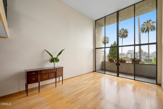125 W Mountain Street, Glendale CA: https://media.crmls.org/mediaz/e20d58d9-ae1e-4018-bc72-4493ebfb0a0c.jpg