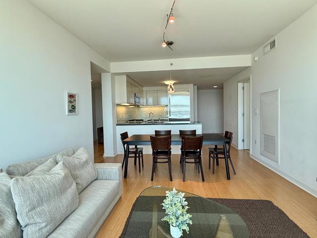 338 Spear Street, San Francisco CA: https://media.crmls.org/mediaz/e20e8064-3a58-48bc-af8c-c40cc8f78f79.jpg