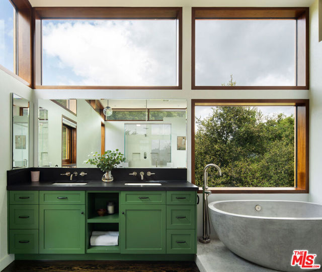 22575 Monte Vista Drive, Topanga CA: https://media.crmls.org/mediaz/e20fa8a9-89f8-47eb-a30b-fb8237b033ca.jpg