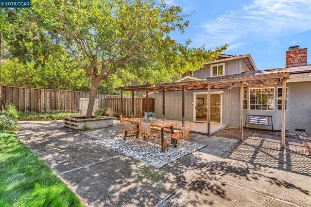 240 CASTLE GLEN ROAD, Walnut Creek CA: https://media.crmls.org/mediaz/e20facee-e91b-4987-a658-f3c9dad82d6c.jpg