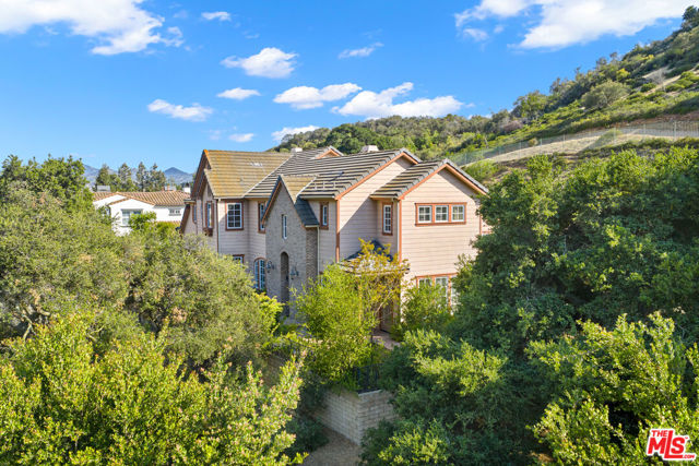 1772 Tamarack Street, Westlake Village CA: https://media.crmls.org/mediaz/e20fb6f4-e6c2-415c-9e5f-72b7073c5c40.jpg