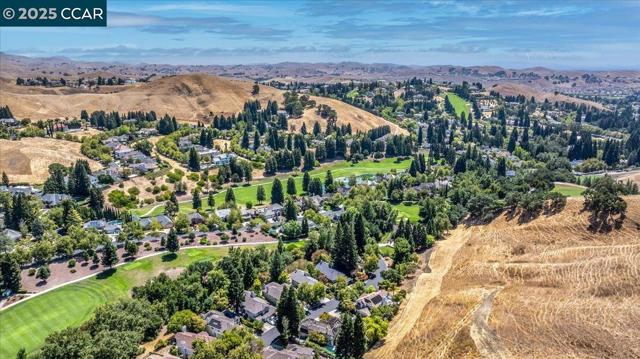 4101 Fox Creek Ct, Danville CA: https://media.crmls.org/mediaz/e20fe325-1b70-4903-b57f-98636b3af93f.jpg