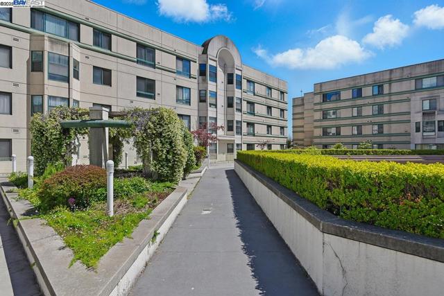 988 Franklin St, Oakland CA: https://media.crmls.org/mediaz/e211c04d-21e3-47a2-aba3-2d928fb58cff.jpg