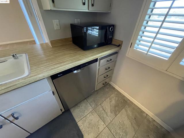 2416 Shadow Ln, Antioch CA: https://media.crmls.org/mediaz/e2121fda-ab2e-4346-8e25-be987d166fb6.jpg