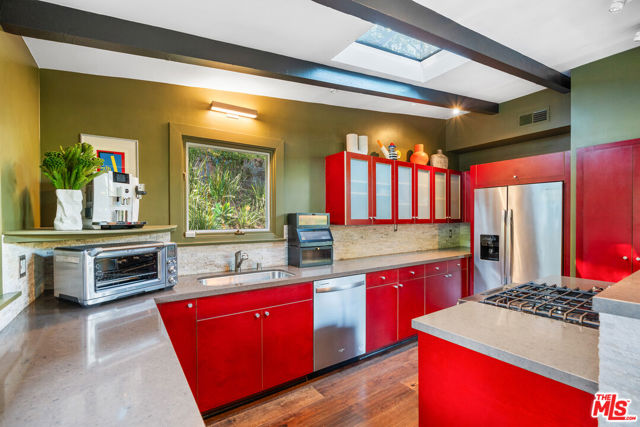 8581 Appian Way, Los Angeles CA: https://media.crmls.org/mediaz/e21246da-484a-4173-9bc5-9b9167197ba8.jpg