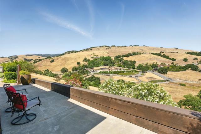 2525 Bridle Path Drive, Gilroy CA: https://media.crmls.org/mediaz/e212a221-e9b5-4457-987a-d0f263ab4665.jpg