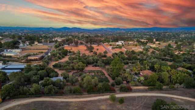 907 Ridge Heights Road, Fallbrook CA: https://media.crmls.org/mediaz/e2130ad6-0d59-453b-9df0-a1e7232fa4a7.jpg