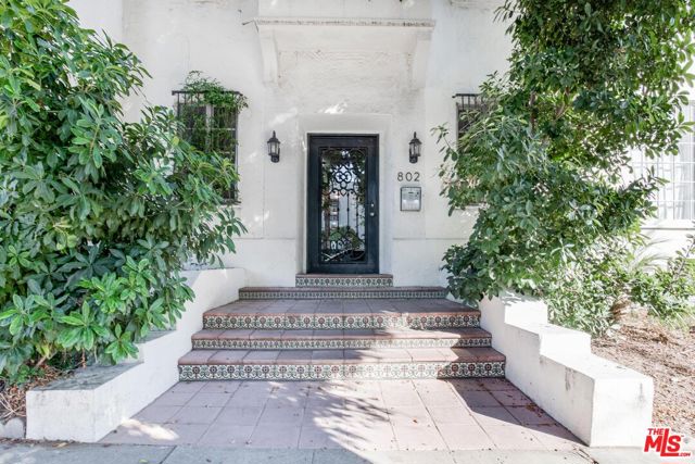 802 N Sweetzer Avenue, Los Angeles CA: https://media.crmls.org/mediaz/e2134fc2-f232-4dcd-a94b-8d1f648d2d07.jpg