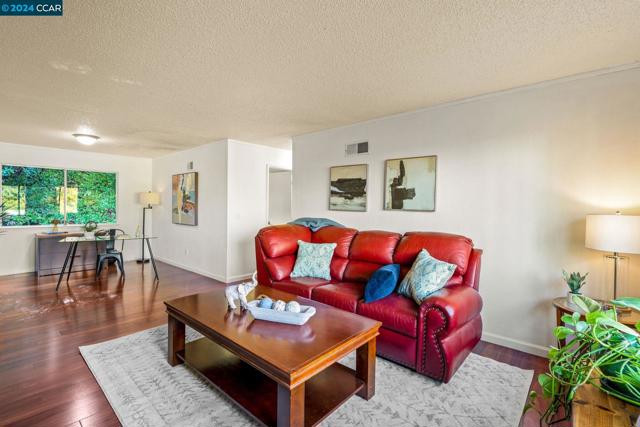 Image 6 of 40 For 11 Greyfell Pl
