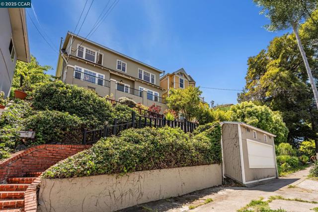 840 E 28th St., Oakland CA: https://media.crmls.org/mediaz/e2147208-8f6e-42f2-9ce6-4bfd07ea58af.jpg