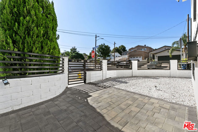 10943 Christine Way, Tujunga CA: https://media.crmls.org/mediaz/e21533b2-fafe-456c-989e-72ca638baa0f.jpg
