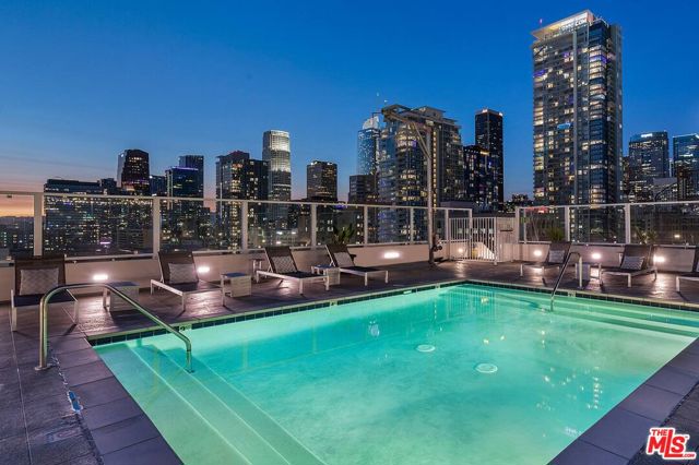 939 S Broadway, Los Angeles CA: https://media.crmls.org/mediaz/e2159e7b-0b2a-4b23-acfd-7b5f4ffc8f1d.jpg