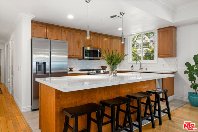 1601 S Bentley Avenue, Los Angeles CA: https://media.crmls.org/mediaz/e2166877-137f-4a97-af67-157f28f17478.jpg