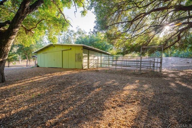 16635 Highland Valley Rd, Ramona CA: https://media.crmls.org/mediaz/e217b56c-7a8e-405b-90dc-5d936d17f2c4.jpg