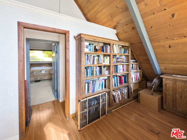 22012 Topanga School Road, Topanga CA: https://media.crmls.org/mediaz/e2186644-bdc4-4834-9436-3cb9b8600763.jpg