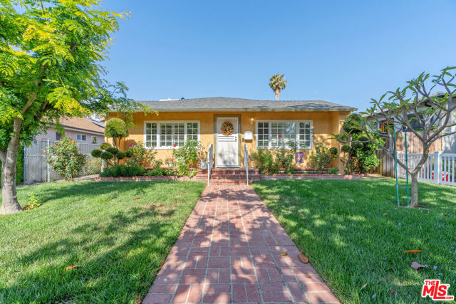 4436 Stansbury Avenue, Sherman Oaks CA: https://media.crmls.org/mediaz/e2191b94-fb39-4efa-a7a1-b2583be8be11.jpg
