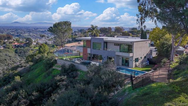 2448 Sagebrush Ct, La Jolla CA: https://media.crmls.org/mediaz/e2192d6f-190b-4442-be74-771ba67cddde.jpg