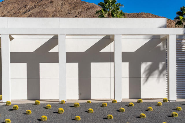 3088 Linea Terrace, Palm Springs CA: https://media.crmls.org/mediaz/e21a9839-4119-406f-8bd5-d856de1eba27.jpg